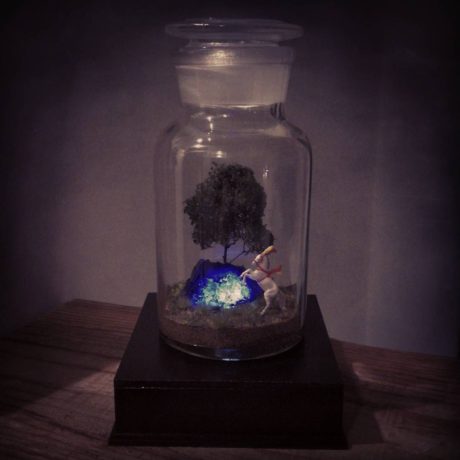 鉱物ジオラマ作家・島津さゆりさんの個展「瓶の中の物語～美しき鉱物アートの世界～」