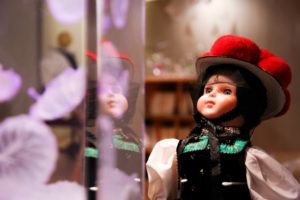 奥田エイメイ　浮遊体アート・人工クラゲと人形たちの対話