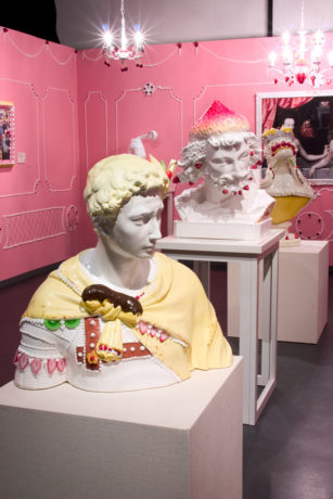 「お菓子の石膏像」のカプセルトイ発売記念展