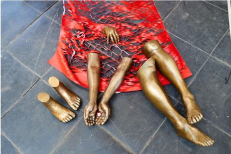 塩田千春展：魂がふるえる