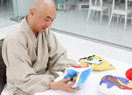 そばに置いてハッとする 抱きしめてホッとする リバーシブルみほとけ抱クッション