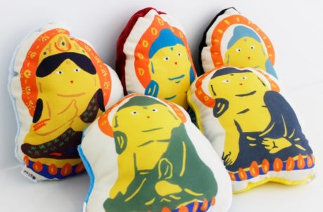 そばに置いてハッとする 抱きしめてホッとする リバーシブルみほとけ抱クッション