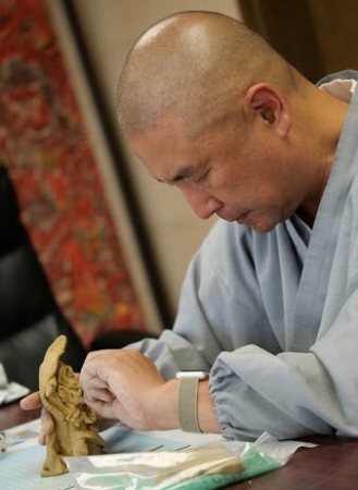 そばに置いてハッとする 抱きしめてホッとする リバーシブルみほとけ抱クッション