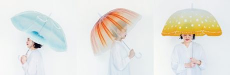雨空を泳ぐクラゲの傘