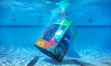 世界初の水中自動販売機を開発